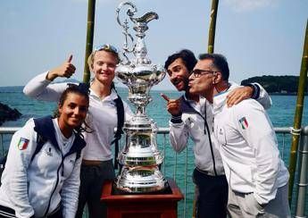 Azzurri della vela in fila per una foto con la Coppa America, in visita ai Mondiali Azzurri della vela in fila per una foto con la Coppa America, in visita ai Mondiali